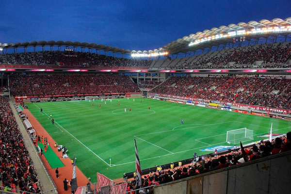 Campo de fútbol con iluminación muy cuidada de todos sus elementos